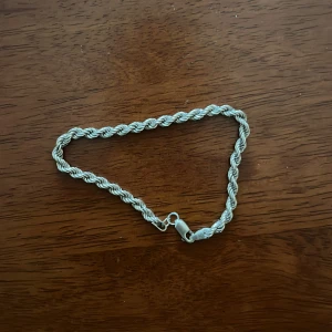 Silverfärgat Kejsar armband i tvinnad design - Snyggt armband i äkta silver från Kejsar med tvinnad kedja och klassisk karbinlås. Armbandet har en stilren och tidlös look som passar perfekt till din vardagsstil. Levereras i svart Kejsar-fodral.