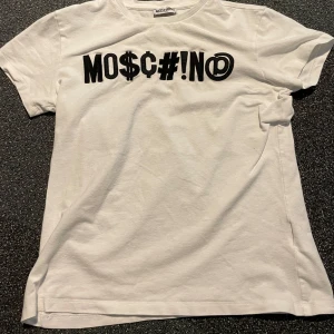Vit Moschino - Snygg vit moschino T-shirt. Nypris ca 900kr! 