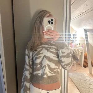 Beige och vit stickad zebramönstrad tröja - Superfin croppad stickad tröja med beige och vitt zebramönster. Så mysig och fin💞🥰🥰 #sthlmstil #valentino #stickadtröja