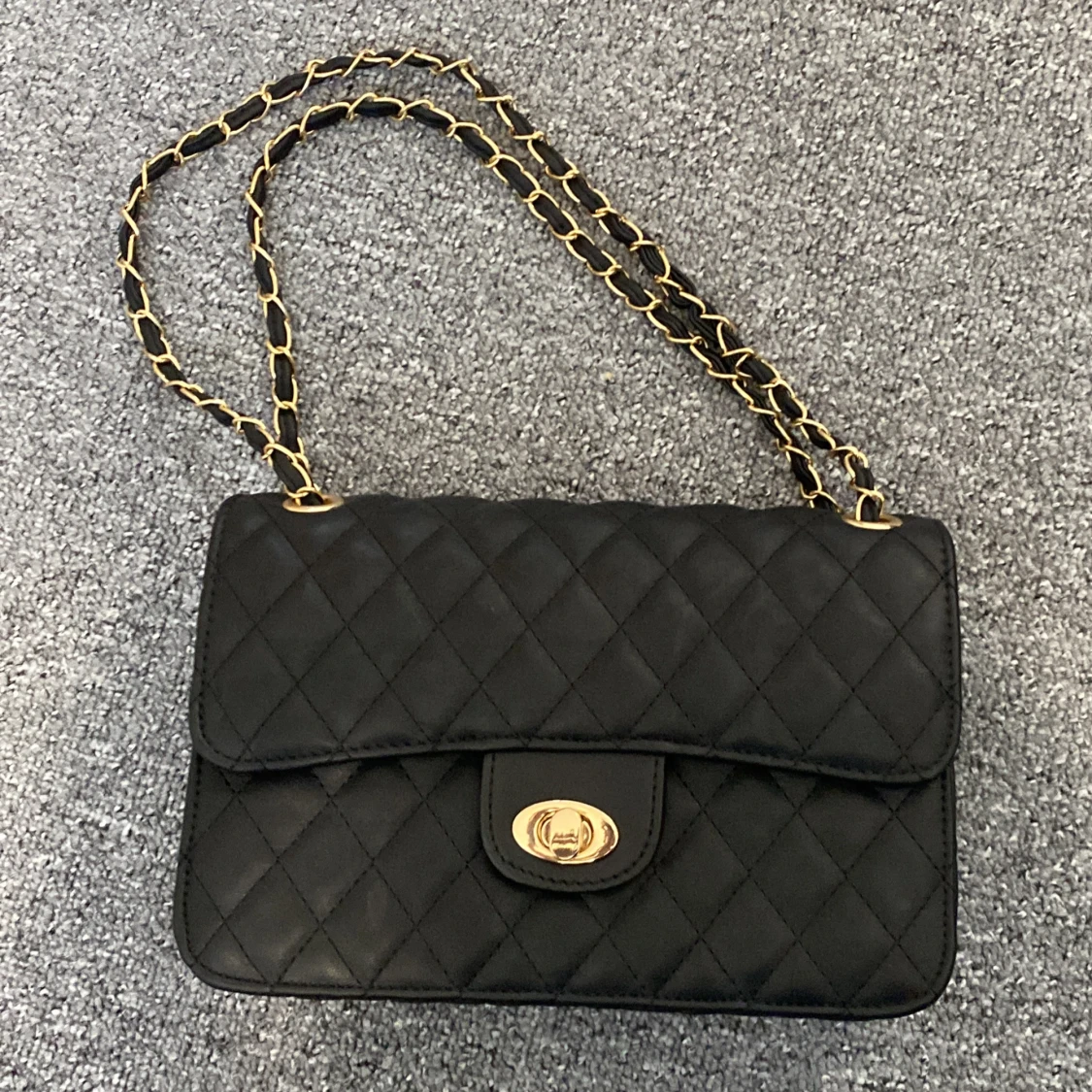 Svart quiltad axelväska från Montini