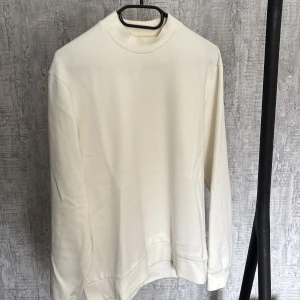 Zara- Sweatshirt - En sweatshirt från Zara i storlek S