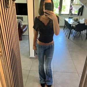 Svart blus med blommönster - Inte jätte täckande material, men så skön blus. Säljer då jag inte använder den längre. 