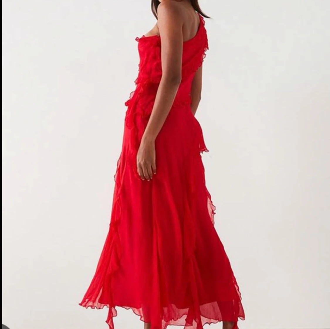 Röd långklänning med volang och slits - 2