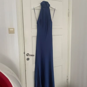 Marinblå långklänning från Zara - Garderobsrensning pågår! 👗 Shoppa loss bland en massa fina plagg. Kika in på min sida, så kanske du hittar något mer du gillar!  Har du frågor om ett plagg? Tveka inte att höra av dig!  (OBS: Kan tyvärr inte ta bilder med plaggen på.)