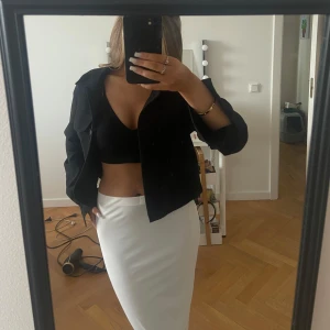 Kort svart topp/S - den är så clean & snygg, köpte för 300 ifrån h&m, knappt använt, materialet är otroligt🩵