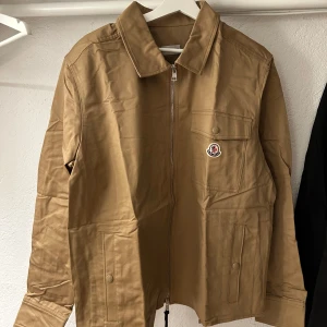 Moncler overshirt - Helt ny Moncler Overshirt Svart! Storlek XL motsvarar L. 187cm passar mig