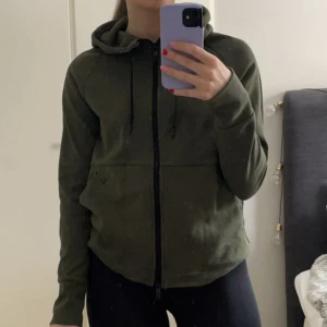 Grön ziphoddie  - Grön hoddie med dragkedja från SOC. Skön träningströja i strl S! 