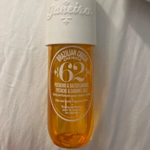 Sol de Janeiro Brazilian Crush 62 - Sol de Janeiro 62, 90ml. Doftar vanilj och pistage. Hyfsat använd. Somrig doft✨