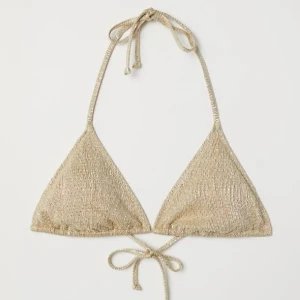Glittrig guldig trekantsbikini - Gammal från H&M, storlek 36 (enbart toppen)