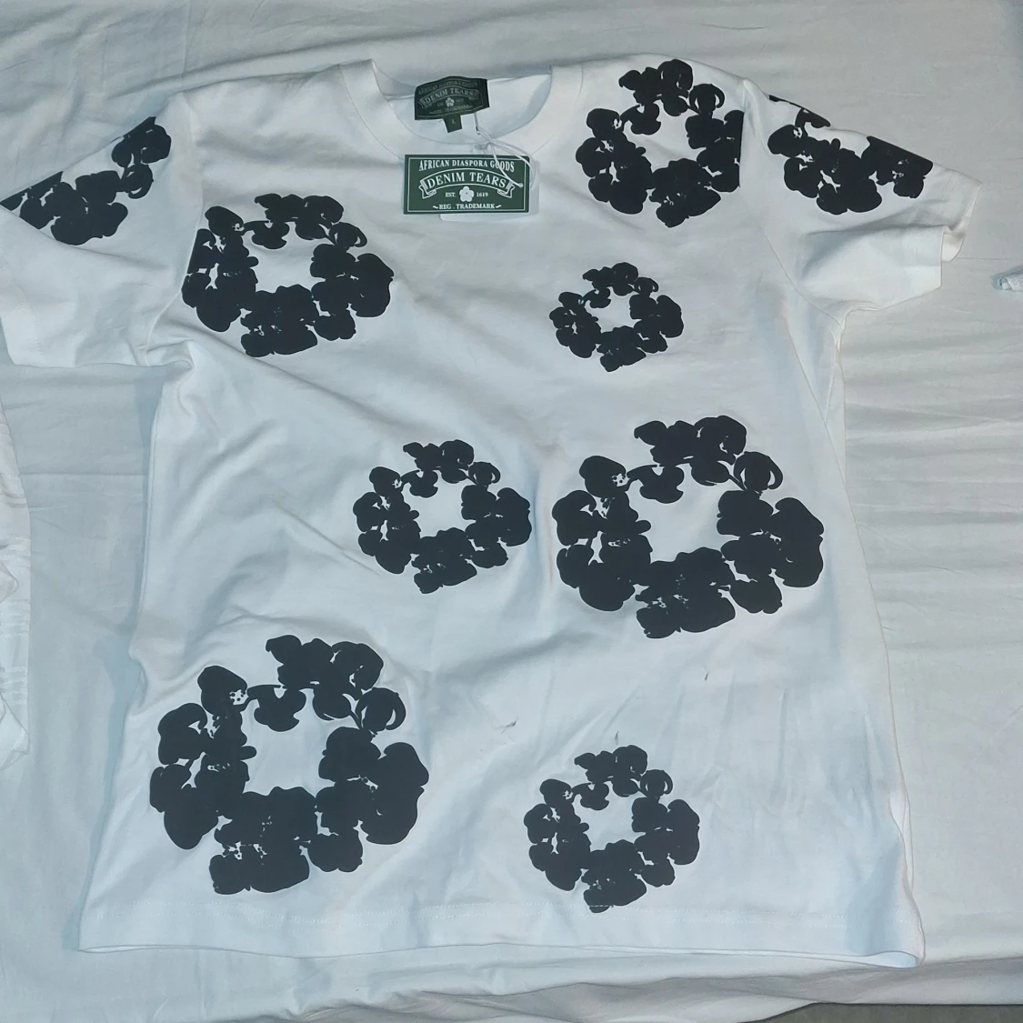 Vit t-shirt med svart blommigt tryck Denim Tears