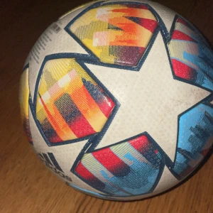  Champions League saint Petersburg 2022 boll -  Ni utan prislapp använd tio till 20 gånger pris så högt för en helt ny kostar 3000 Och ni kan fatta typ tolvåring har kört med den