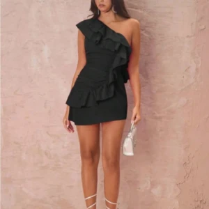 volangklänning - Svart volangklänning från shein. Storlek S