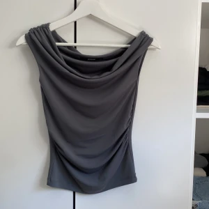 Grå draperad topp från BikBok - Topp från bikbok xs passar oxå s