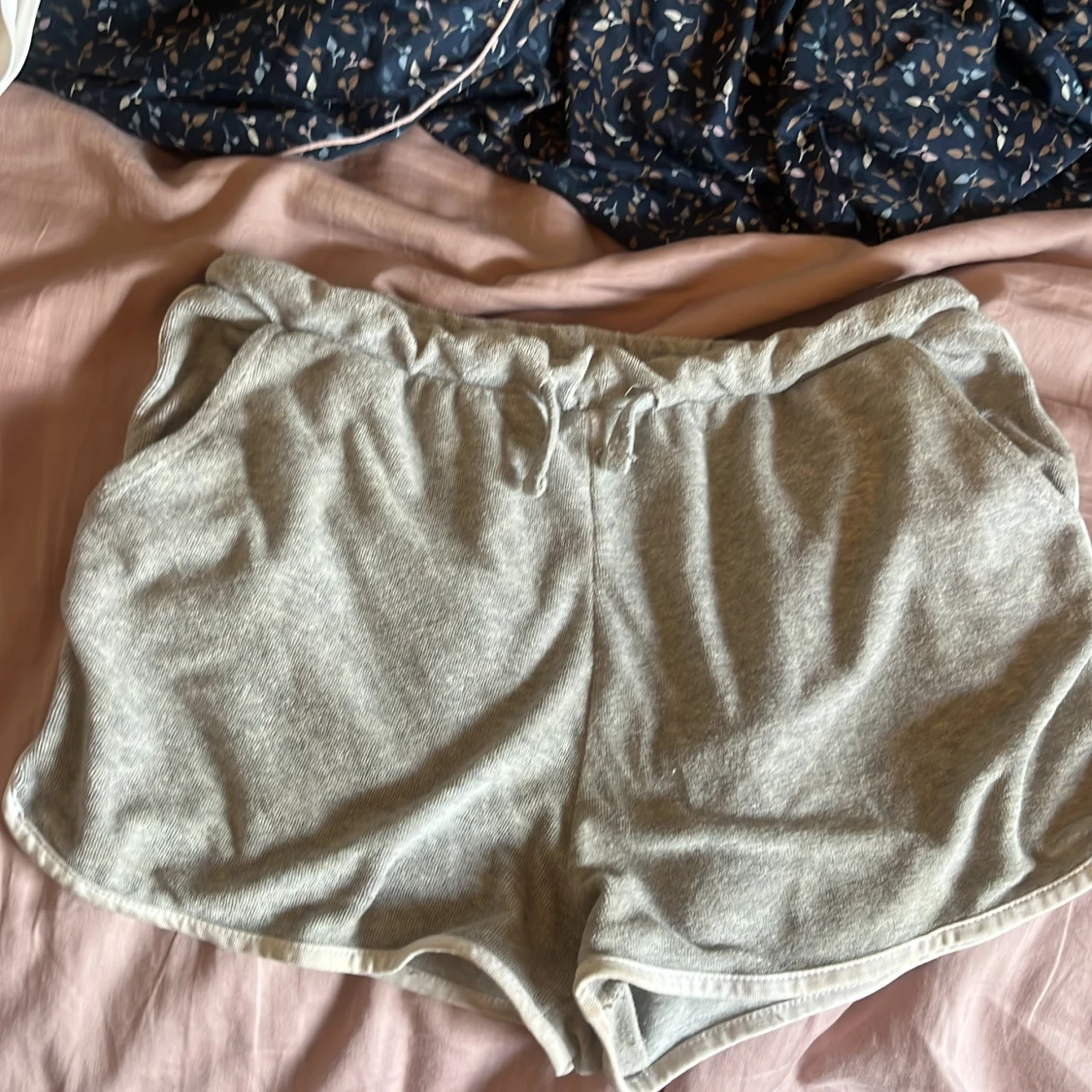 Grå mjuka shorts från Dreams