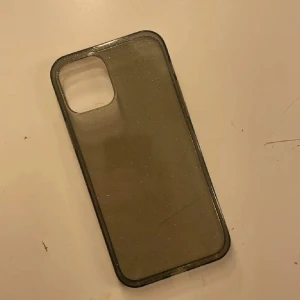Glittrigt mobilskal  - Jätte fint glittrigt mobilskal till iPhone 12/12 pro!! 