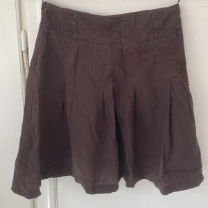 Broderad kjol i linne/bomull - Så sjukt snygg och unik bohemisk kjol med broderade blommor upptill. Sååå fina detaljer. Går att styla lätt och passar till det mesta. Gjord av linne och bomull🌱♻️ 