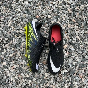 Nike Hypervenom Fotbollsskor 42,5 - Nike Hypervenom Fotbollsskor. Storlek 42.5. Spelredo skick med lite flaws. Längst fram och snörningen. En av de mest eftertraktade skorna