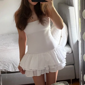 Miniklänning Zara - Säljer denna söta bandeu klänning med volanger från Zara. Storlek M, skulle säga att den passar S och XS bättre. Aldrig använd och i super fint skick. 350 kr + frakt! Vid fler frågor, etc, skriv privat 🩷🙌🏼🙏🏼🍋‍🟩🏄🏽‍♀️✌🏼