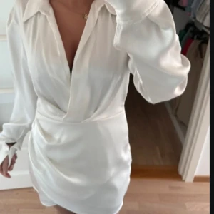 Vit omlottklänning i satin - Snygg klänning från Zara (lånad bild) i storlek S 