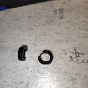 Små svarta chunky örhängen i metall - Säljer ett par små svarta chunky örhängen i metall med enkel och stilren design. De är runda och har en blank finish  