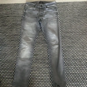 Grå Jack and Jones jeans - Säljer ett par fina grå jack & jones jeans.Säljer för att jag inte använder de längre.                                        
