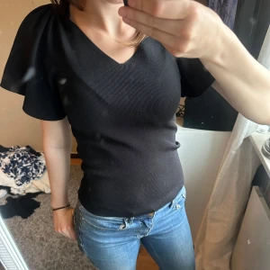 T-shirt - Jätte fin tröja med volang ärmar!