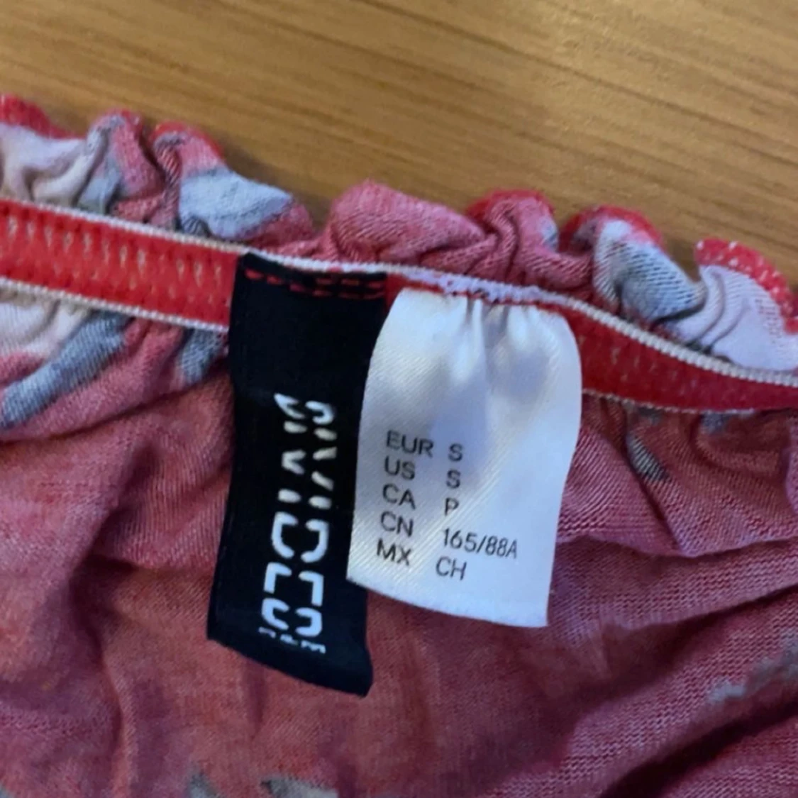 Röd blommig croppad topp  - 2