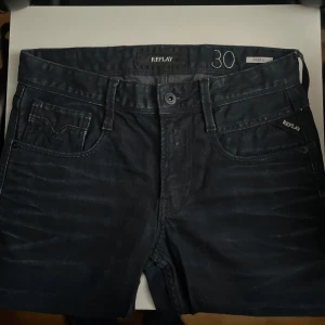 Replay Anbass mörkblå jeans - Snygga mörkblå Replay Anbass jeans med klassisk femficksdesign och diskreta detaljer. Jeansen har normal passform och är tillverkade i mjukt jeansmaterial med stretch för extra komfort. Perfekta för dig som gillar stilrena och moderna jeans. Skriv om du är intresserad eller vill ha mer bilder