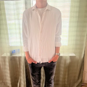 Vit linneskjorta från Jack & Jones - Klassisk vit skjorta från Jack & Jones. Modellen är 185 och väger 75. Skjorta är använd några gånger men inga defekter typ 9/10. Skriv för frågor eller liknande!