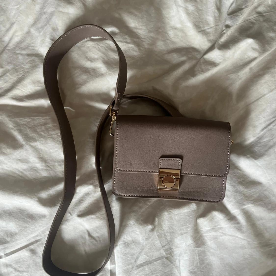 Brun axelväska med guldspänne