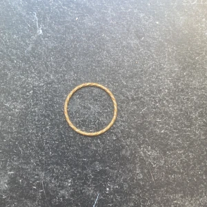 Olika smycken - En ring som jag har fått av en kompis så har ingen aning vart hon har köpt den men skulle gissa på guldfynd sedan har vi ett halsband men kan även ha det som ett armband från SHEIN med stjärnor på ringen kommer kosta 30kr och halsbandet/armbandet kommer kosta 25kr.(HALSBANDET ÄR RESERVERAD!!!)