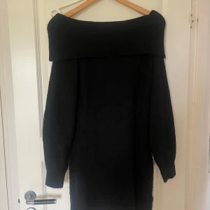stickad off-shoulder klänning - En väldigt fin stickad off-shoulder klänning som jag hade en gång på en tillställning men aldrig använt sen dess, alltså är den i nyskick. Går ner till låren ungefär. Passar storlek S/M💞