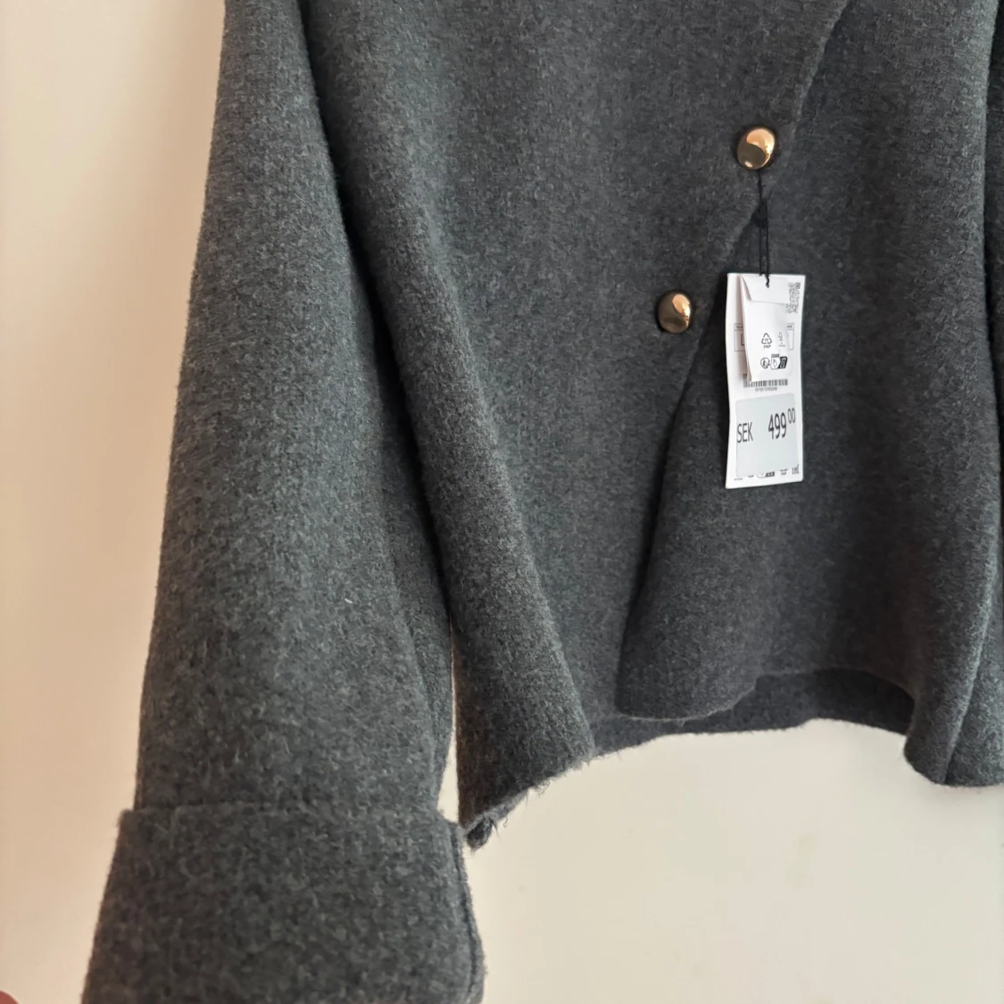 Grå ullkofta med guldknappar - 2
