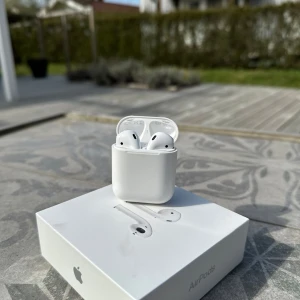 Trådlösa hörlurar - Säljer nu mina trådlösa hörlurar som har originalförpackning och allting som kom med. De fungerar som de ska.
