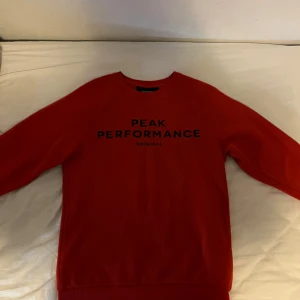 Peak performance tröja - inte använd mycket och inga skador, storlek S.