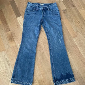 Blåa Jeans - Supersnygga midrise flare jeans i färgen blå! Vintage och går inte att få tag på längre! S , midja: 27 cm, midjehöjd: 21 cm, innerben: 79 cm