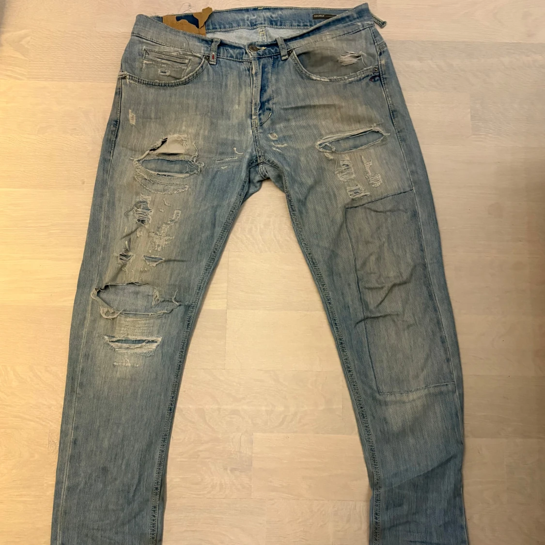 Ljusblå slitna jeans från Dondup - 1