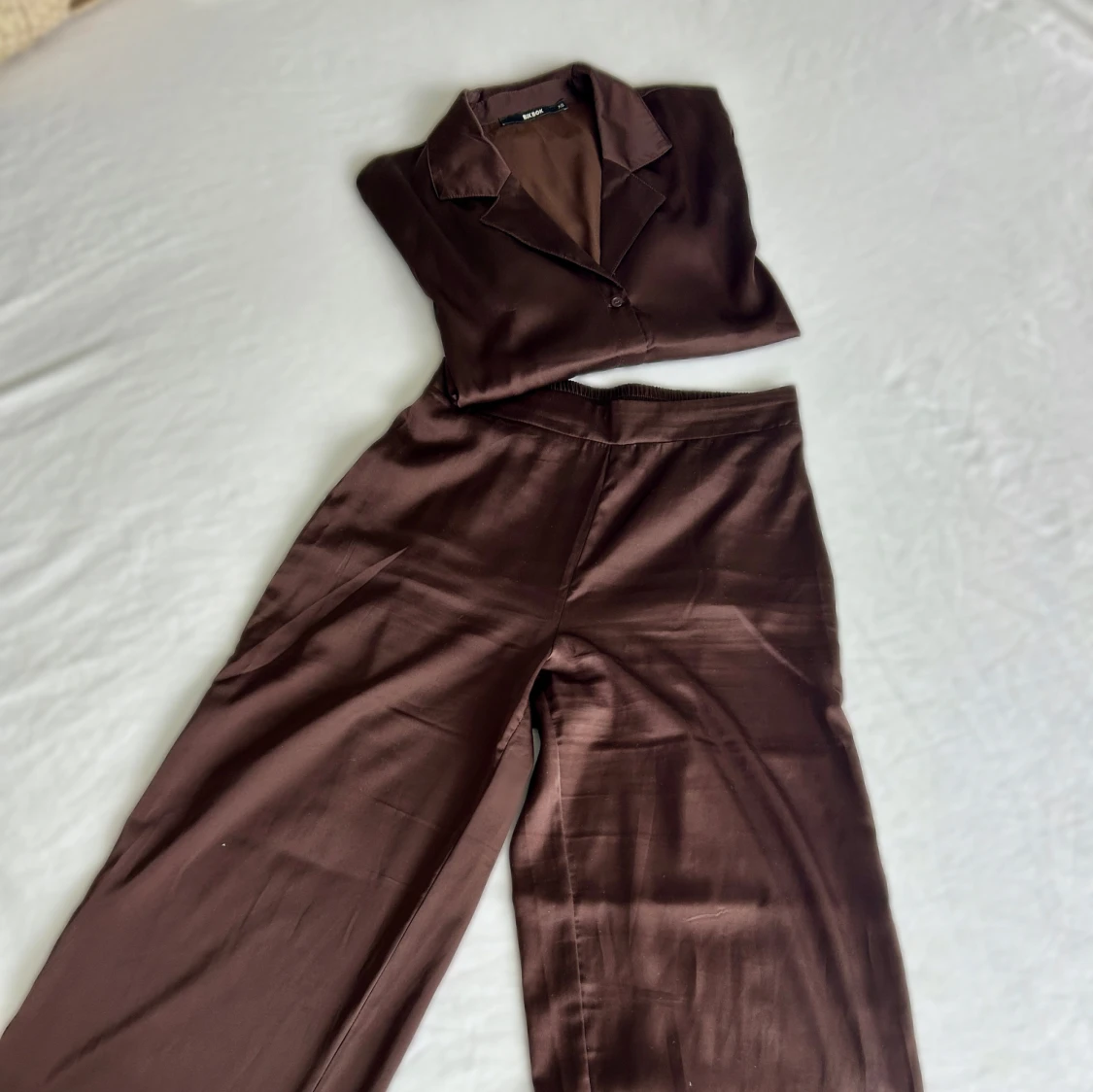Brun satin set från Bik Bok - 1
