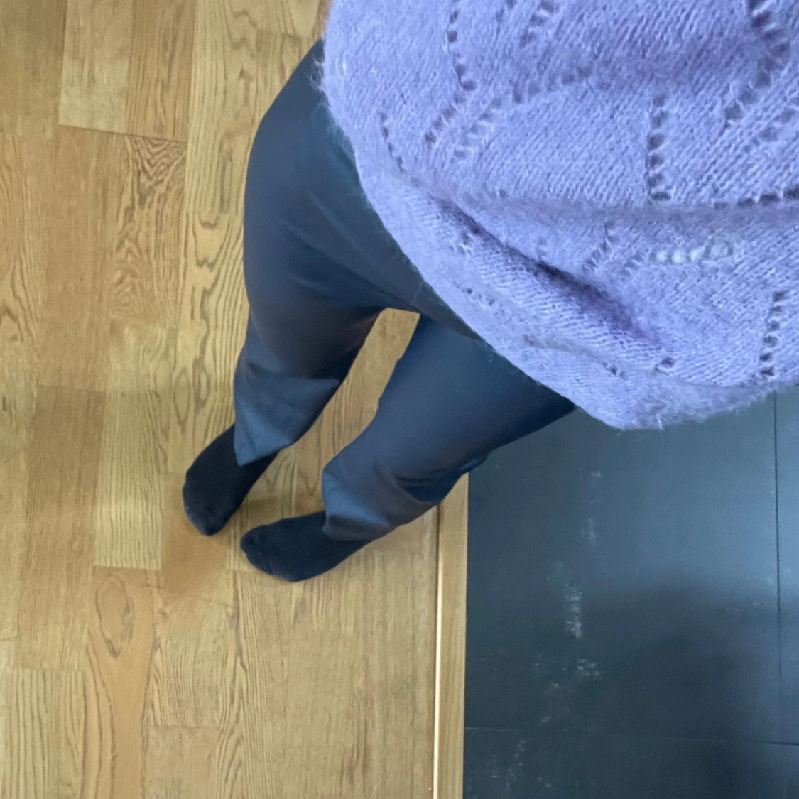 Svarta bootcut byxor i skinnimitation