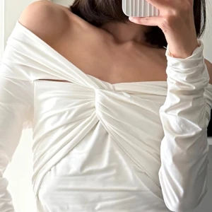 Gestuz vit omlott offshoulder topp - I fint skick.