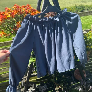 Blå off the shoulder blus  - Köpt på YesStyle många år sedan, Används ej längre, jag städar ut min garderob :)