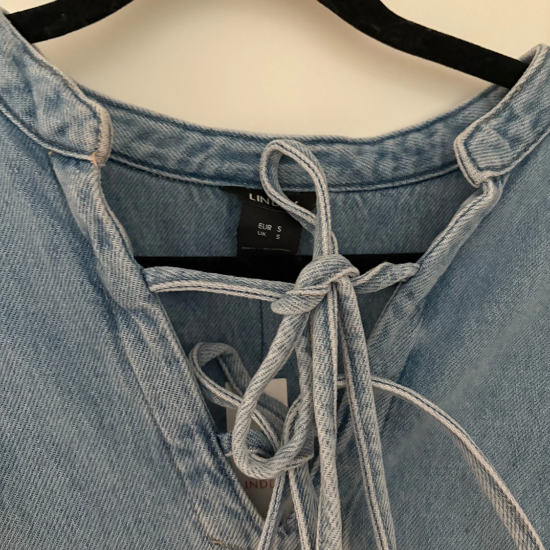 Ljusblå jeansblus med snörning från Lindex - 1