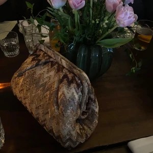 Väska  - Intressekoll på denna fina beck söndergaard väska, i bra skick. Har ett litet, litet hål på nedre delen, men inget som syns alls (se sista bild). Skriv prisförslag. Vill se vad jag kan få. Minst 800