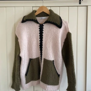 Zara knit cardigan  - Green, cream and black knit cardigan in size S, great condition. Shipping from England - takes 10 days. See my first post for more information. Swish and Revolut payment accepted 🩷