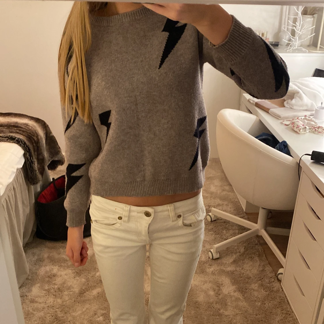 Grå stickad tröja med blixtar