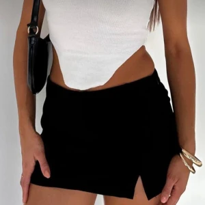 Svart minikortkjol med slits - En svart, tight kortkjol med liten slits framtill. 🤩🤩
