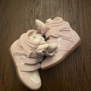 Ljus grå Isabel Marant skor - Hejhej, säljer nu mina isabell Marant skor för de är för små, de är endast  använda 1 gång på ett lite finare tillfälle då det är klackar i. De är i ett väldigt bra skick men tyvärr är boxen borta.💕Skriv gärna för minsta fundering!