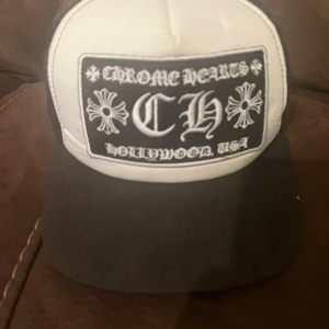 Chrome hearts keps - Vit, svart chrome hearts keps. Finns inga defekter förutom små ifrån frakten. Priset är icke hugget i sten.