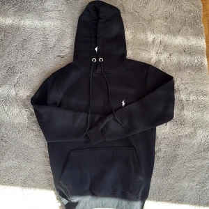 Svart hoodie från Ralph Lauren - Svart hoodie från Ralph lauren. Nästan hel oanvänd i ett 10-10 skick✅Stolek M/ hör av er vi funderingar