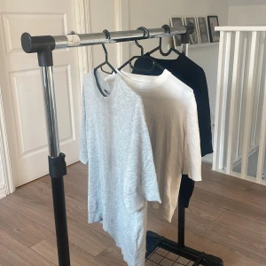 Tre stickade T-shirtar  - Grå, vit, svart stickade T-shirtar från lager 157. 100kr för alla tre💗